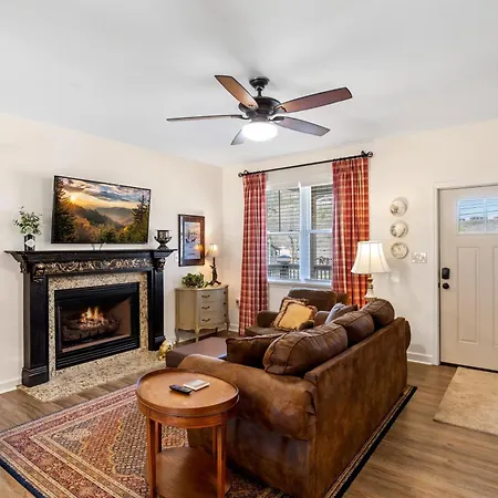 Bear Pass Is A 3 Bed 2 Bath Craftsman Style Home Located Within Walking Distance To Dt Gatlinburg Exterior photo