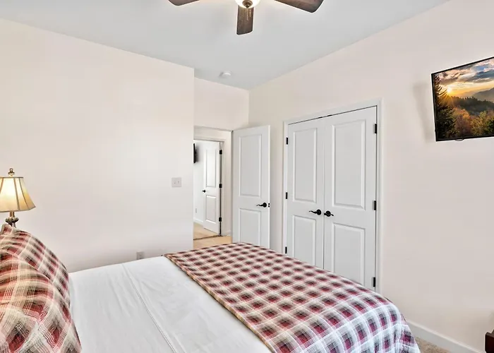 Bear Pass Is A 3 Bed 2 Bath Craftsman Style Home Located Within Walking Distance To Dt Gatlinburg