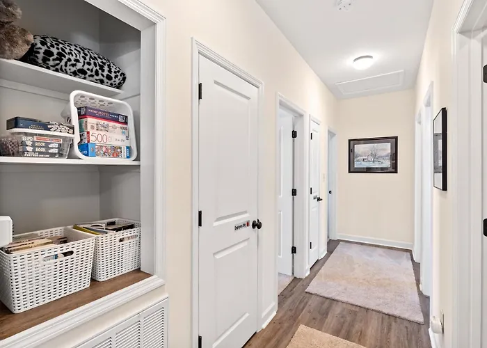Bear Pass Is A 3 Bed 2 Bath Craftsman Style Home Located Within Walking Distance To Dt Gatlinburg